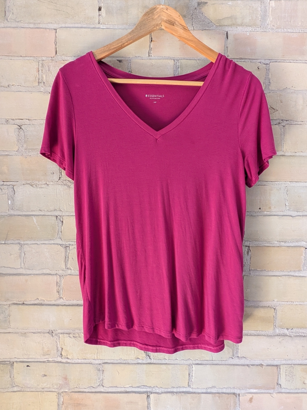 Reitmans Berry V-Neck Short Sleeve Tee